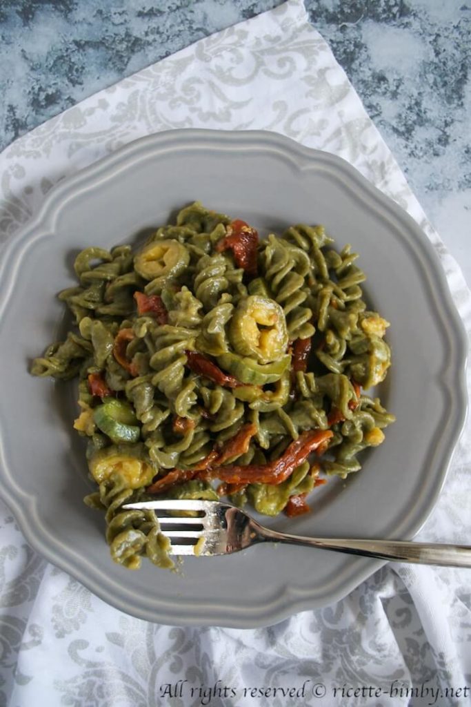 Pasta zucchine e pomodori secchi bimby