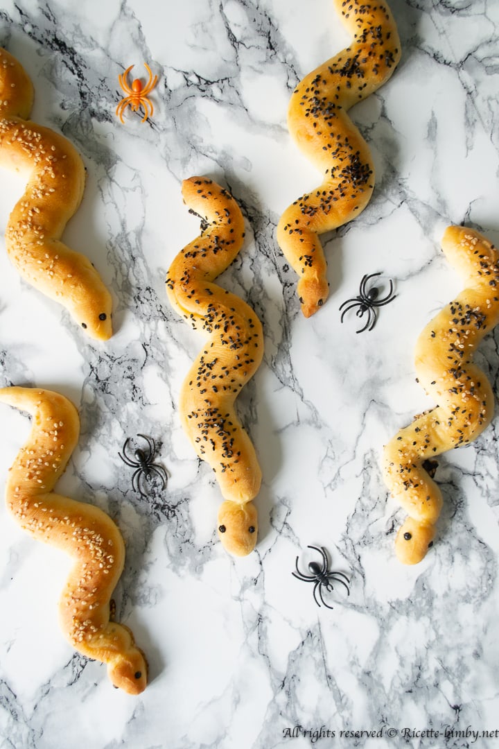 Serpenti di pane di Halloween Bimby
